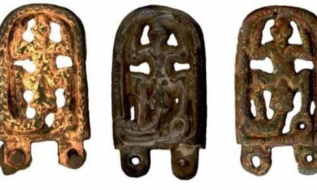 Знайдена археологами в Чехії середньовічна пряжка з жабою виявилася язичницьким символом фото