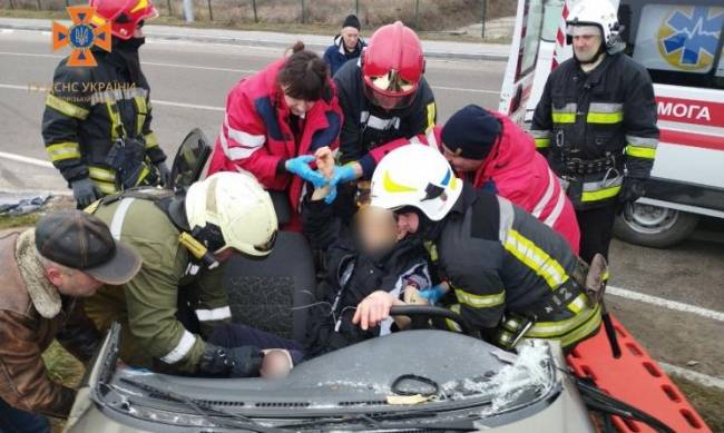 У Запоріжжі водій легковика влетів у відбійник — знадобилася допомога рятувальників  фото