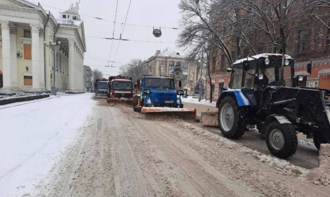 У Запоріжжі комунальники цілодобово працюють над ліквідацією наслідків негоди фото