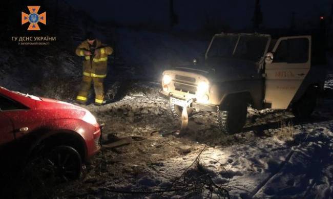 У Запорізькій області рятувальники надали допомогу водіям, які опинилися у сніговій пастці фото