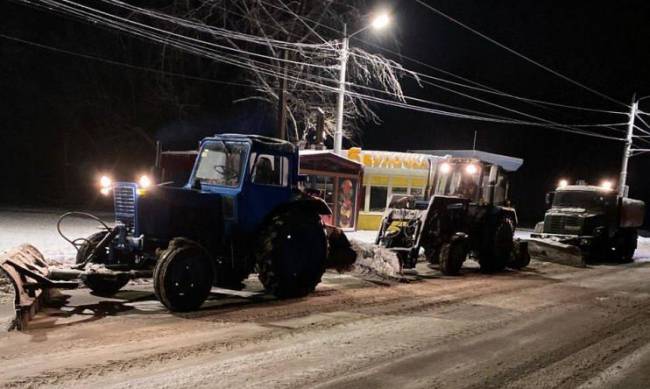 У Запоріжжі снігоприбиральна техніка працювала і вночі  фото