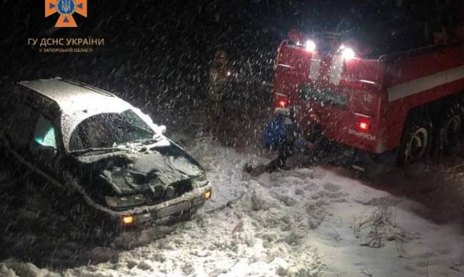 У Запорізькій області водій застряг у кюветі — знадобилася допомога рятувальників фото