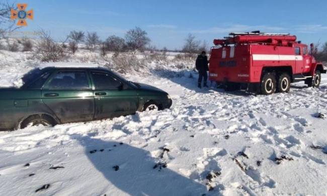 У Запорізькій області водій легковика застряг у сніговому заметі фото