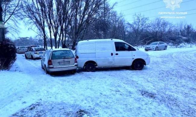 У Запоріжжі водій у стані алкогольного спяніння врізався у припаркований автомобіль  фото