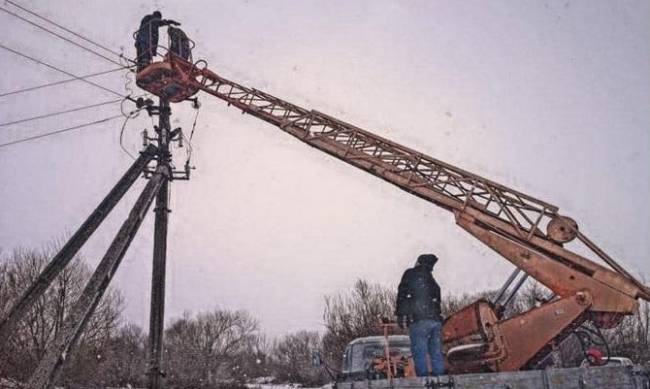 У Запорізькій області енергетики повернули світло у понад 1,5 тисячі домівок фото