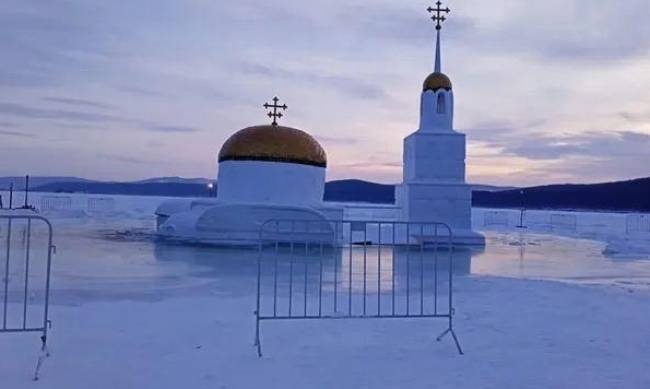 В Челябинской области утонул снежный храм фото