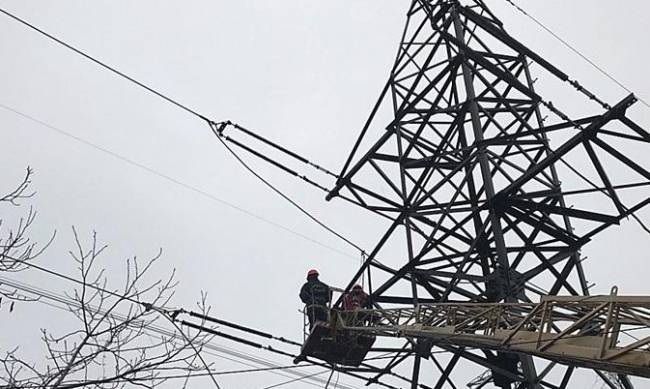 У Запорізькій області енергетики повернули світло 1600 родинам, знеструмленим через рашистські обстріли фото