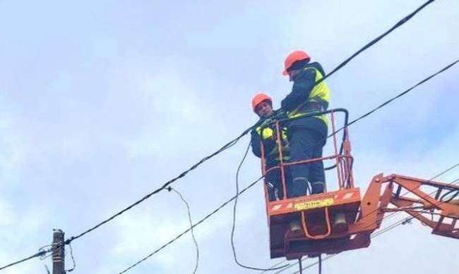 У Запорізькій області енергетики повернули світло трьом тисячам споживачів  фото