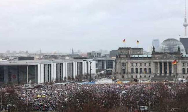 У Берліні 150 тисяч людей вийшли на протест проти ультраправих фото