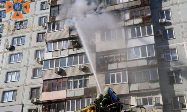 У запорізькій багатоповерхівці  полум я  швидко розповсюдилось на сусідні балкони та кімнату фото