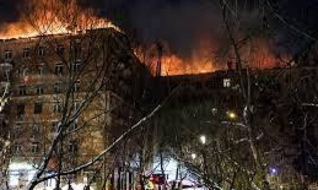 Систему замкнуло: названа причина  крупнейшего пожара в жилом фонде Москвы фото