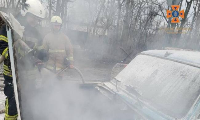 В одному з районів Запоріжжя спалахнула автівка  фото