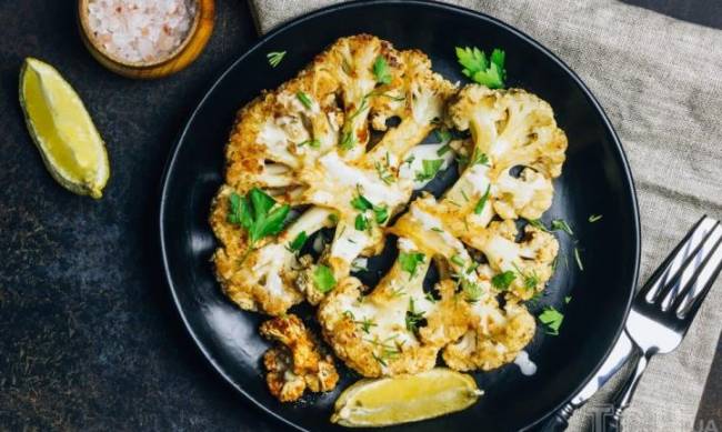 Стейки з цвітної капусти з грибами й сиром у духовці: рецепт корисного гарніру фото