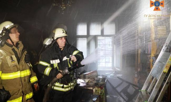 У Запоріжжі через коротке замикання сталася пожежа в пятиповерховому будинку  фото