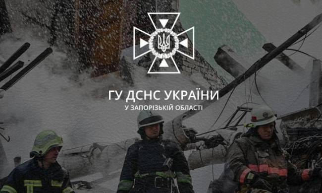 У Запорізькій області через ворожі обстріли спалахнули дві автівки і гараж  фото