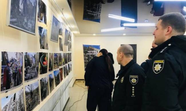 Незламні люди: у Запоріжжі відкрили виставку про  роботу правоохоронців під час повномасштабної війни фото