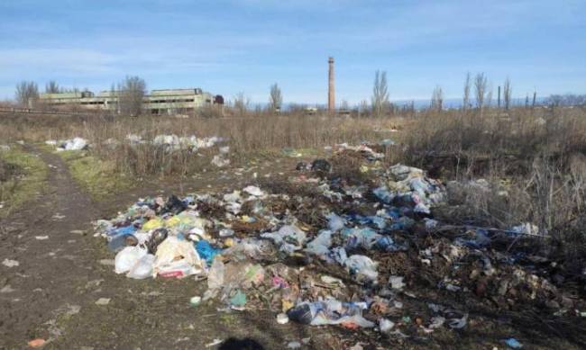 В одному з районів Запоріжжя мешканці влаштували велике сміттєзвалище фото