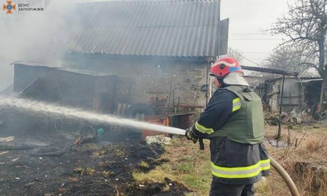 У результаті ворожих обстрілів у Запорізькій області виникло дві пожежі фото