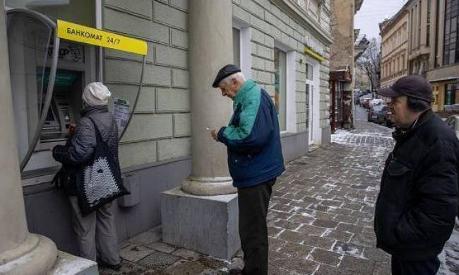 Чому українці пішли знімати гроші в банках фото