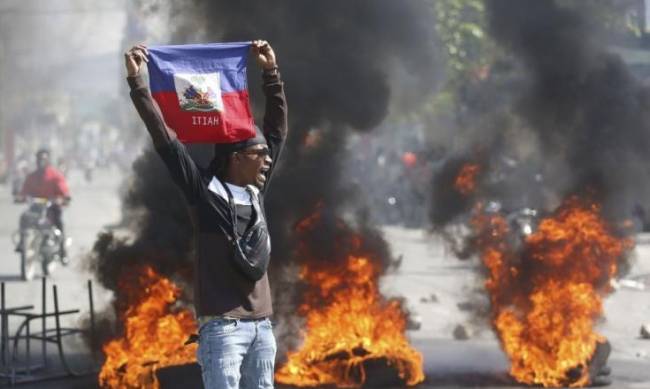 На Гаїті банди штурмували вязницю і звільнили тисячі вязнів: влада оголосила надзвичайний стан фото