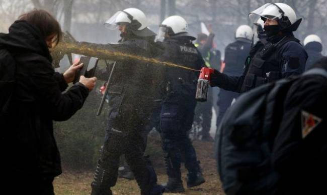 У Польщі через протести фермерів постраждали поліцейські. Туск відреагував фото