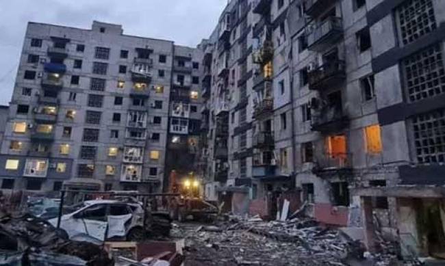 Армія РФ вдарила ракетами по багатоповерхівках в Мирнограді: поранені 10 людей, серед них є дитина фото