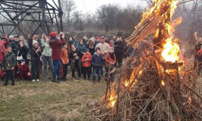 Гори в пеклі!: у Запоріжжі під вигуки Слава Україні! спалили опудало з портретом Путіна фото