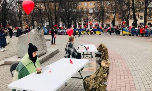 Два серця в полоні: у Запоріжжі жінки показували, як чекають своїх близьких  фото