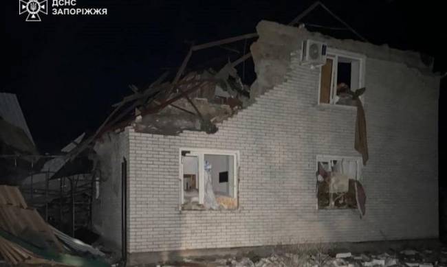 Внаслідок ворожих обстрілів в Оріхові спалахнув двоповерховий будинок  фото