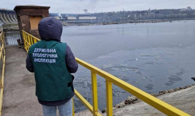 Забруднили грунт і воду: запорізькі екологи оглянули місця влучань ворожих ракет фото