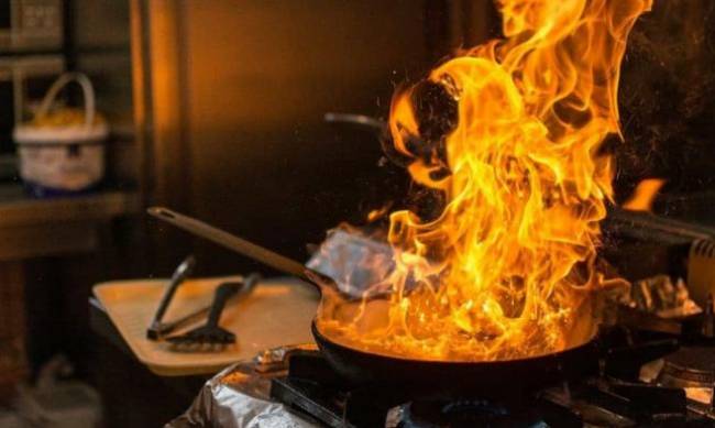 У Запоріжжі через залишену на плиті їжу сталася пожежа фото