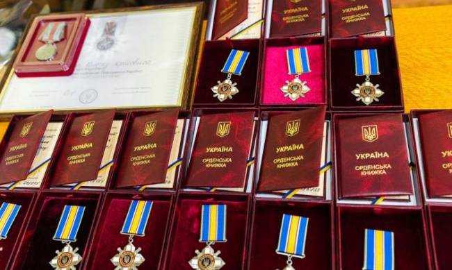 Нагороди отримали рідні: у Запоріжжі сім’ям загиблих нацгвардійців вручили ордени і відзнаку Президента фото