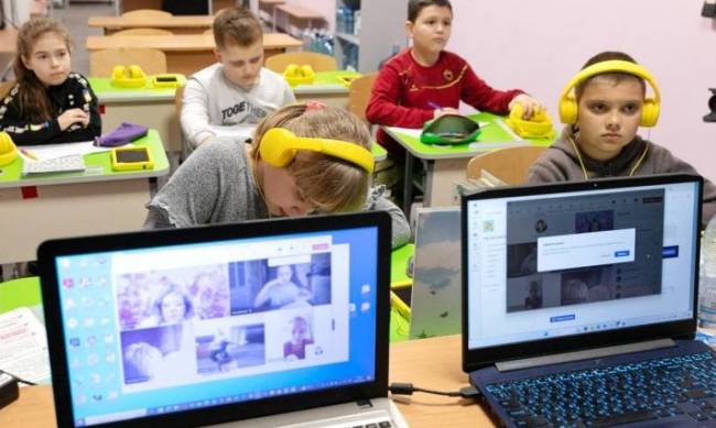 Тільки в укриттях: у Запоріжжі понад 20 шкіл відновили офлайн заняття фото