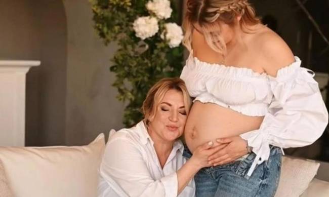 Мама Сердючки Білоконь із вагітною дочкою попозували у схожих луках для ніжної фотосесії фото