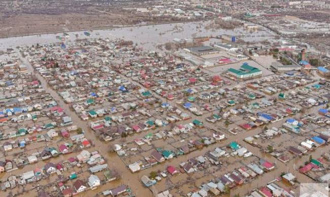 Часть убили мародеры: в затопленном Орске более 70 погибших фото