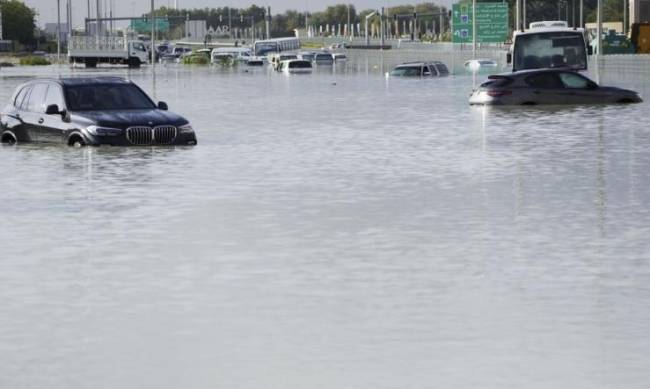 Дубай: район мільйонерів накрив найбільший за 75 років шторм фото
