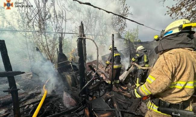 В одному з районів Запоріжжя спалахнули дві  господарчі споруди фото