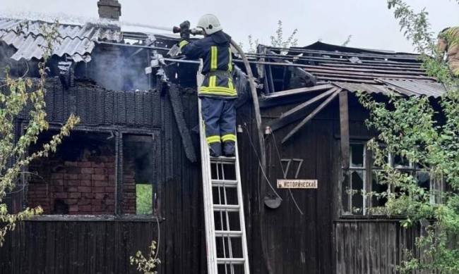У Запоріжжі через паління спалахнув дерев’яний будинок фото