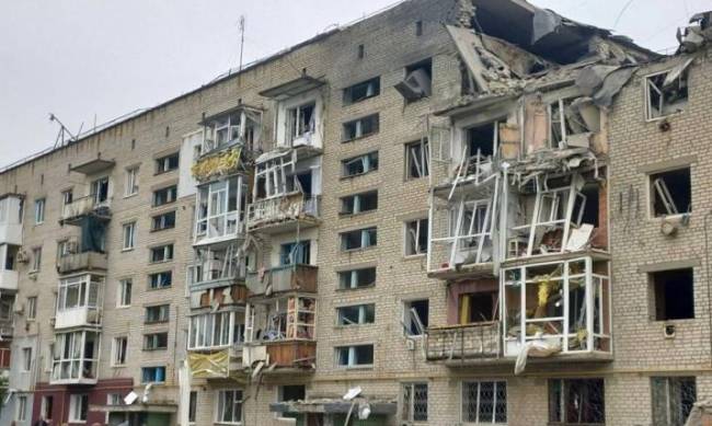 Зруйнували багатоповерхівку: у Токмаку російське ППО спрацювало по житловому будинку фото