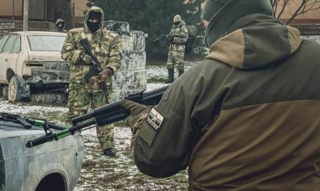 Заявили, что члены ДРГ ВСУ: рядовой российской армии открыл  огонь по офицерам, которые приехали с проверкой фото