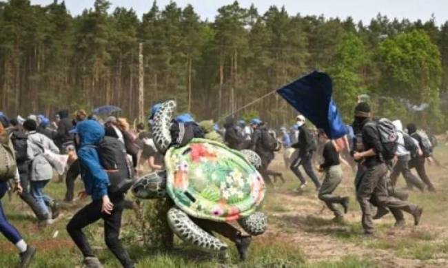 Проти капіталізму та електромобілів: сотні активістів штурмують завод Tesla в Німеччині фото