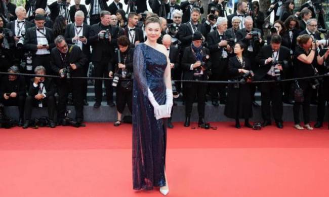 На червоній доріжці Каннського кінофестивалю з’явилася міжнародна продюсерка у сукні Андре Тана фото