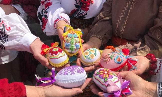 Обереги для малюків: у Запоріжжі на День вишиванки молоді мами отримали знакові подарунки фото