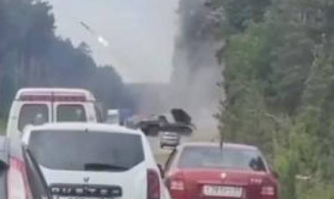 Послушно ждут, пока незаконный удар по Украине закончится: работа РСЗО Град  создала пробку на шоссе фото