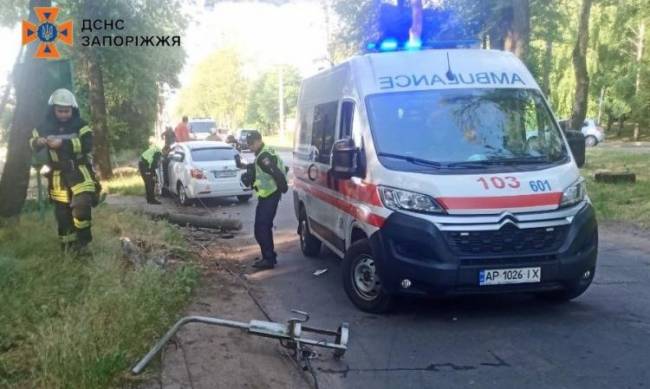 У Запоріжжі сталася ДТП — водій влетів у стовп  фото