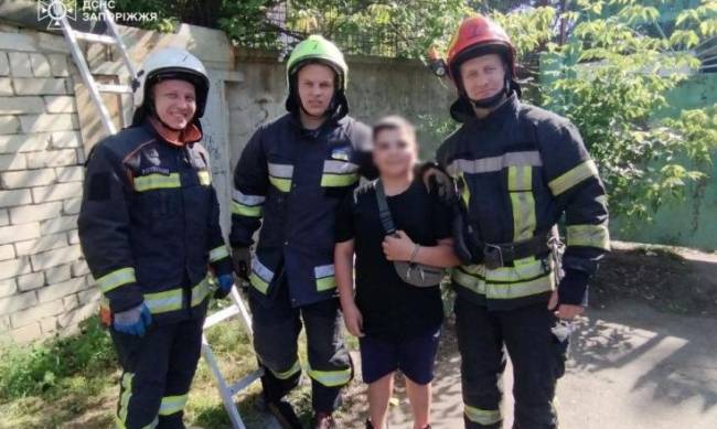 У Запоріжжі підліток не міг спуститися з даху гаража — допомогли рятувальники фото