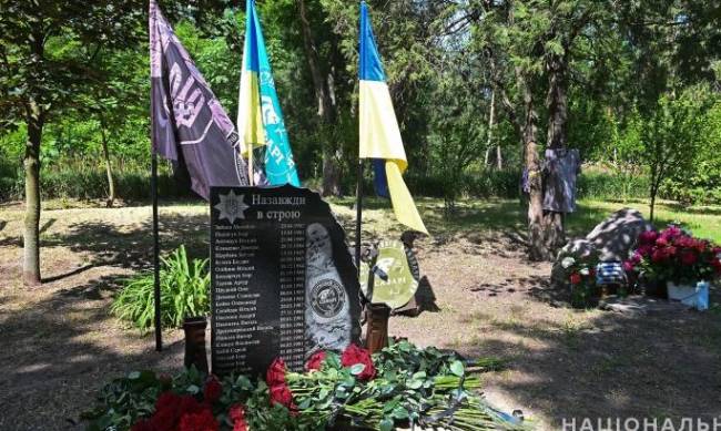 Меморіал серед дерев: у Запоріжжі поліцейські вшанували пам’ять 23 загиблих бійців полку «Сафарі» фото