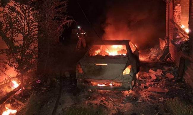 У Запорізькій області через обстріли спалахнув будинок та автомобіль  фото