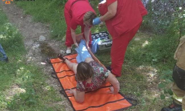 У Запоріжжі рятувальники надали допомогу жінці, яка впала у русло річки  фото