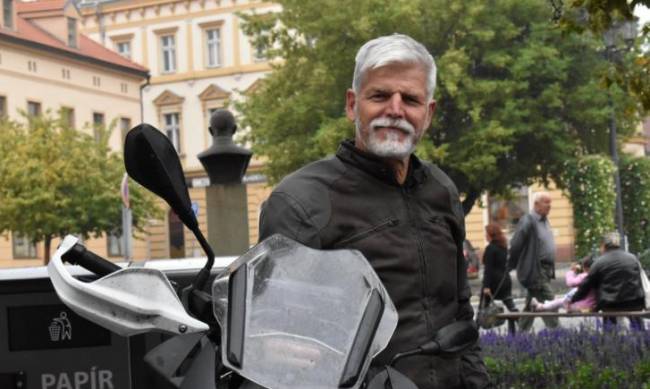 Президент Чехії потрапив у ДТП на мотоциклі фото
